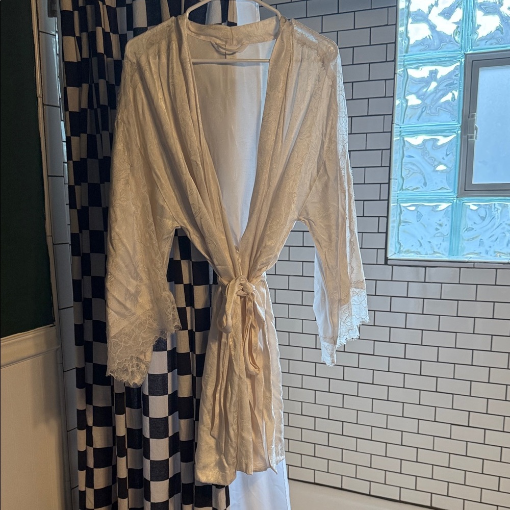 Floral Patterned Lace Detail Robe